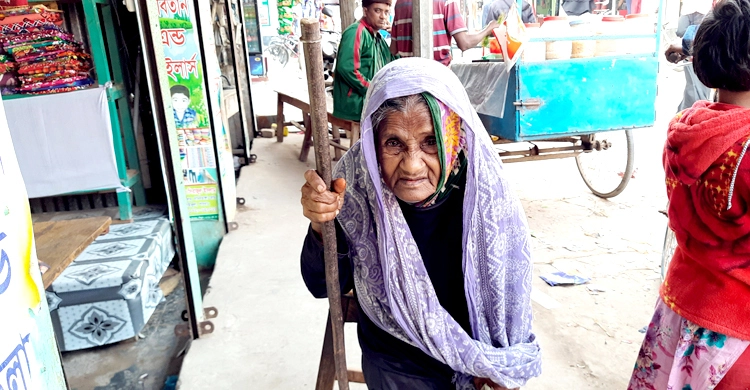 একটি লেপের জন্য রাস্তায় ঘোরেন ১৯৫২ সালের ম্যাট্রিক পাস খোদেজা বেওয়া